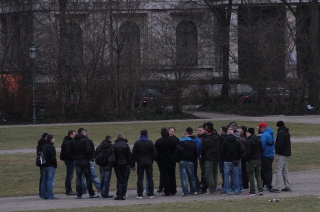 Die neonazistische Reisegruppe auf dem Königsplatz. Foto: Zacharias O. Gross
